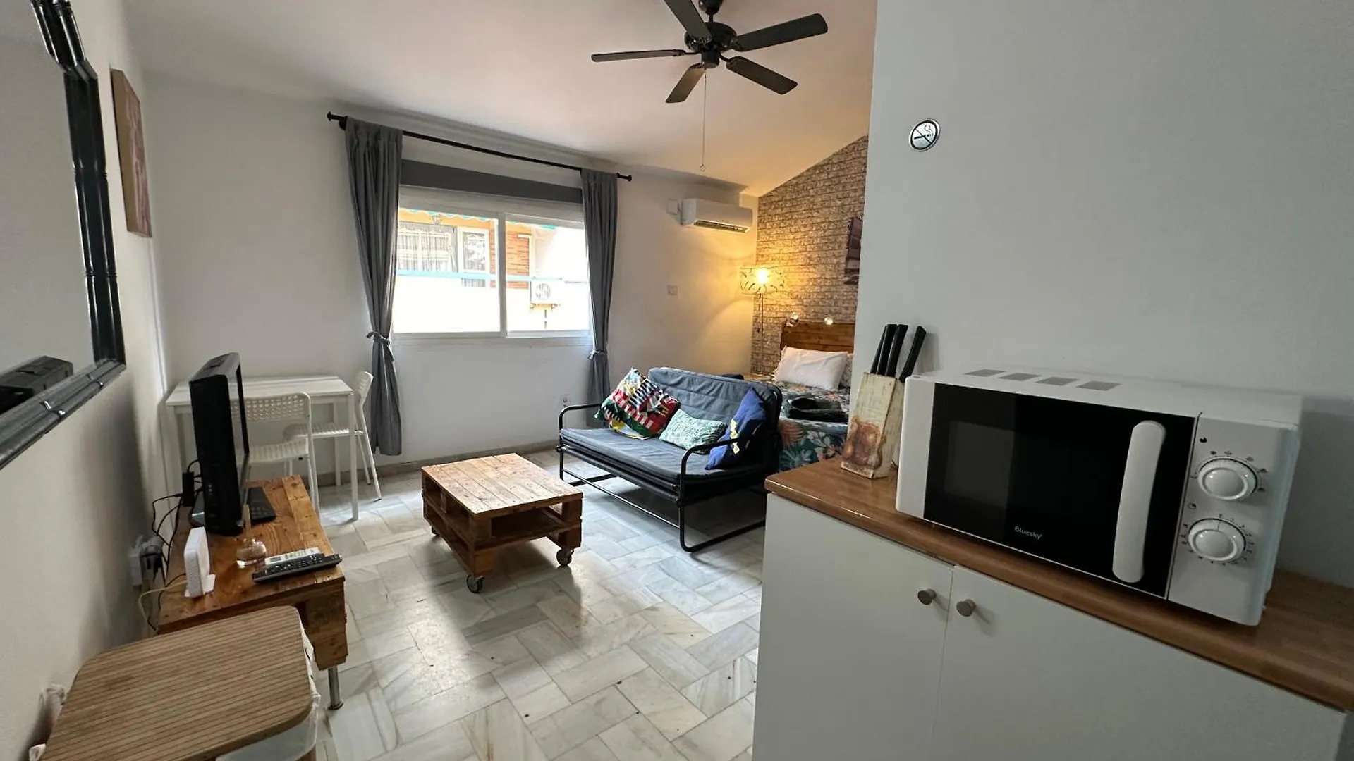 Torremolinos Carihuela Renovado - Wifi 365 Mbps - Fire Stick Amazon - Playa A 50 Metros Apartment 0*,  Spain